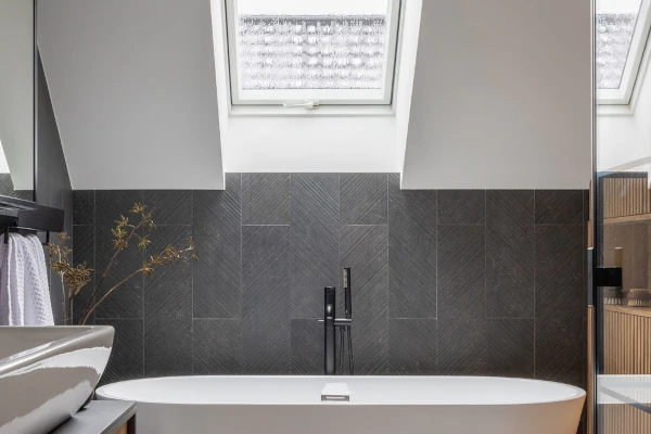 Dachfenster aus Kunststoff im Badezimmer