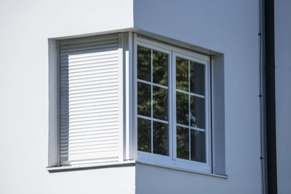 Weißes Fenster mit Rolladen