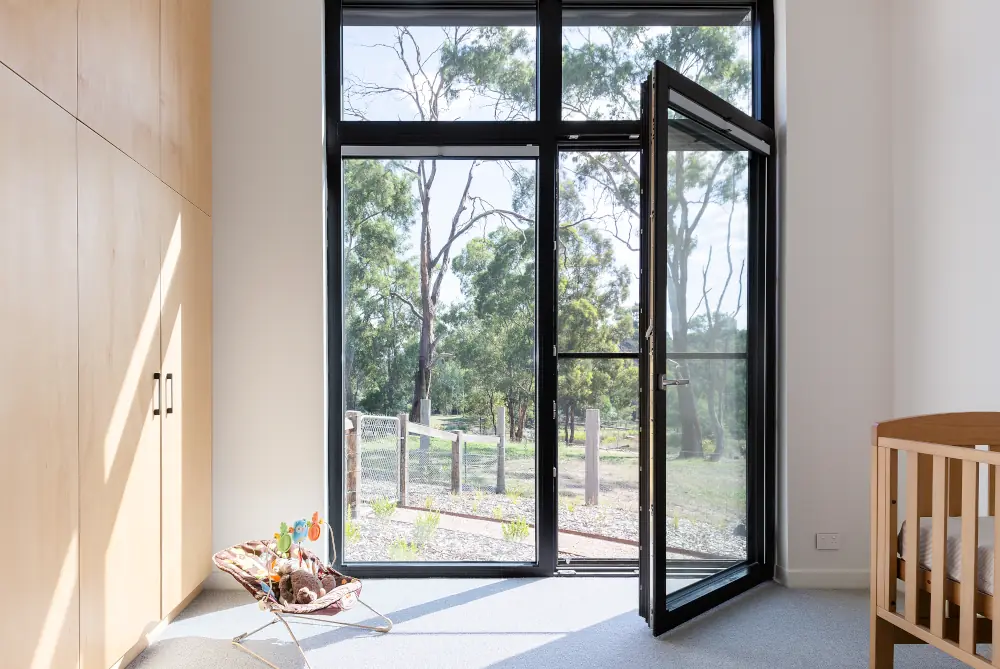 Geöffnetes bodentiefes Fenster für viel Licht